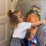 Емотивно видео: Внуката го прегрнува портретот на Синиша Михајловиќ