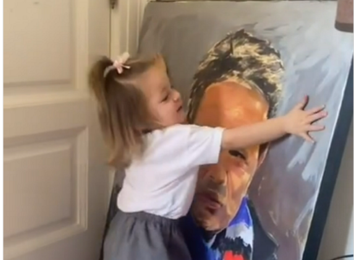 Емотивно видео: Внуката го прегрнува портретот на Синиша Михајловиќ