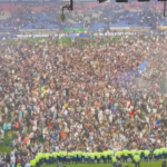 Нивниот тим загуби дома, но по мечот илјадници фанови истрчаа на теренот за да слават (Видео)