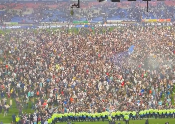 Нивниот тим загуби дома, но по мечот илјадници фанови истрчаа на теренот за да слават (Видео)
