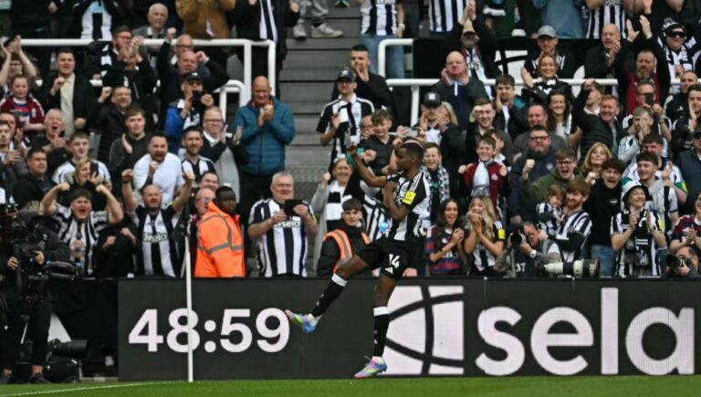 Го продаде Њукасл за 305 милиони фунти, а сега сака да го купи еден од најстарите клубови во светот