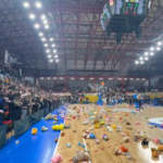 Кумановци покажаа голема хуманост, „врнеа“ плишани играчки во салата (Видео)