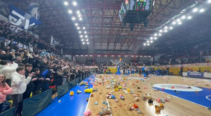 Кумановци покажаа голема хуманост, „врнеа“ плишани играчки во салата (Видео)