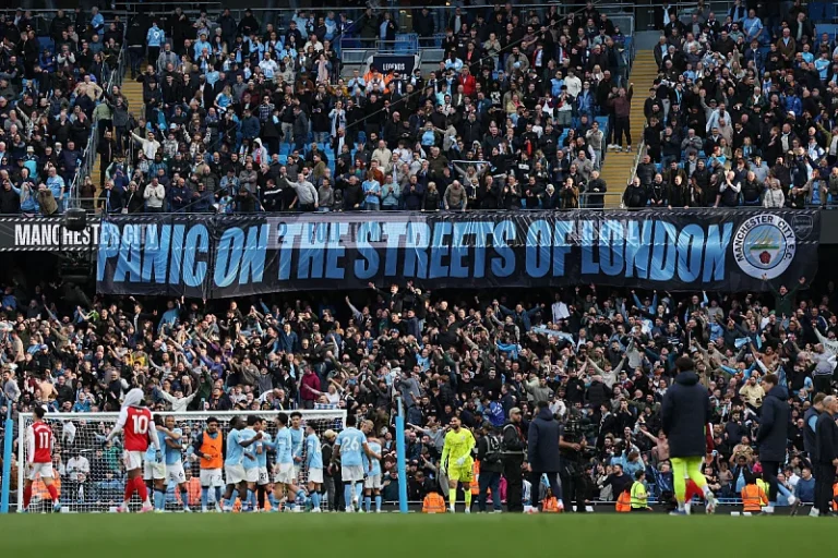 Навивачите на Сити со стих од позната песна ги поздравија гостите од Лондон (Фото)