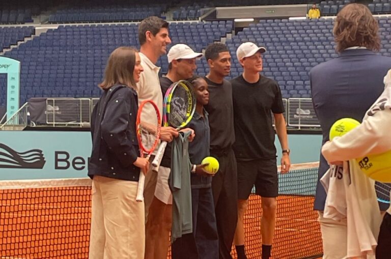 Најнеобичниот тениски меч се одигра на „Бернабеу“ – играа Синер, Надал, Куртоа и Белингам, а судеше Флорентино Перес (Видео)